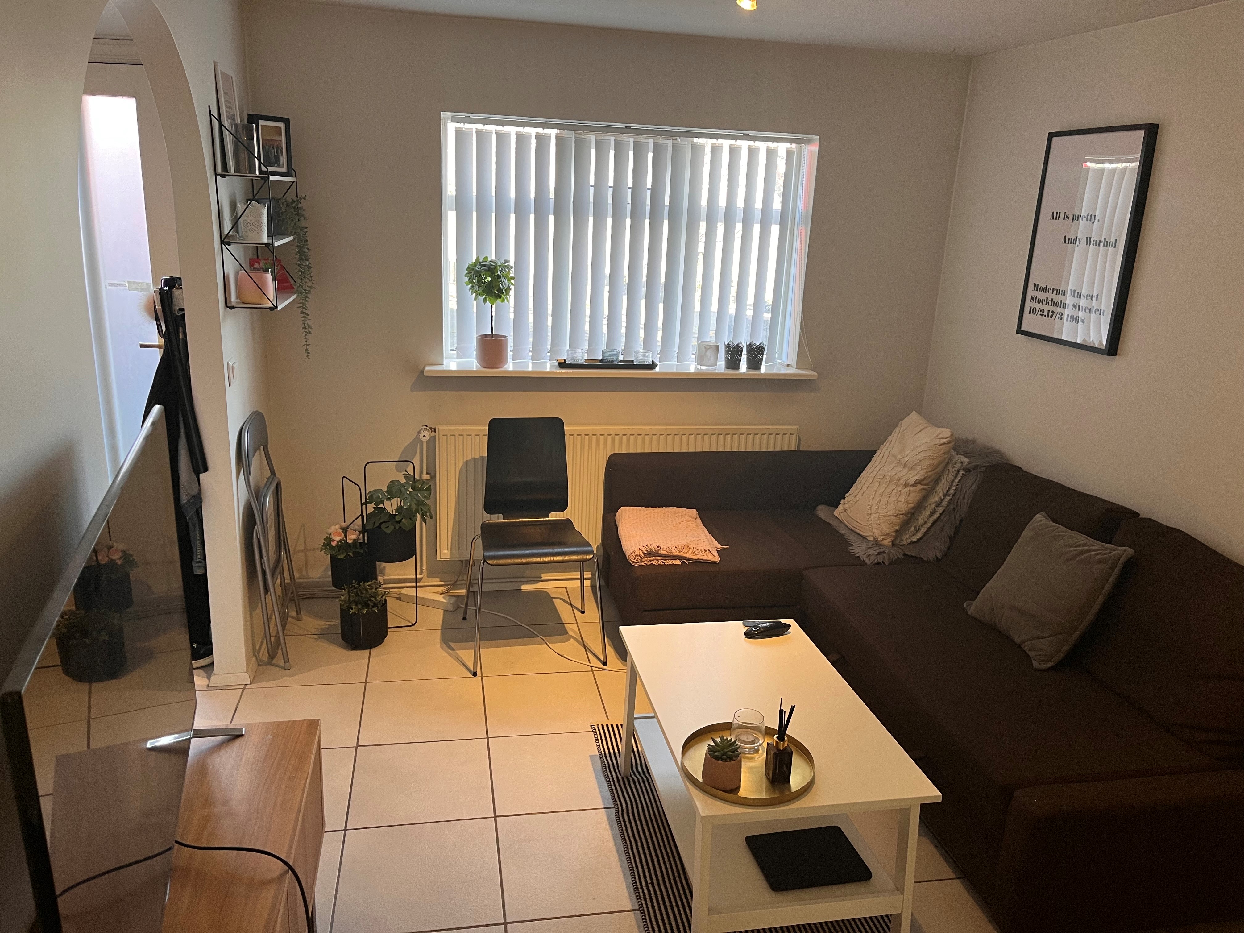 airbnb-livingroom2024-08-21-13-02-25604276.jpg