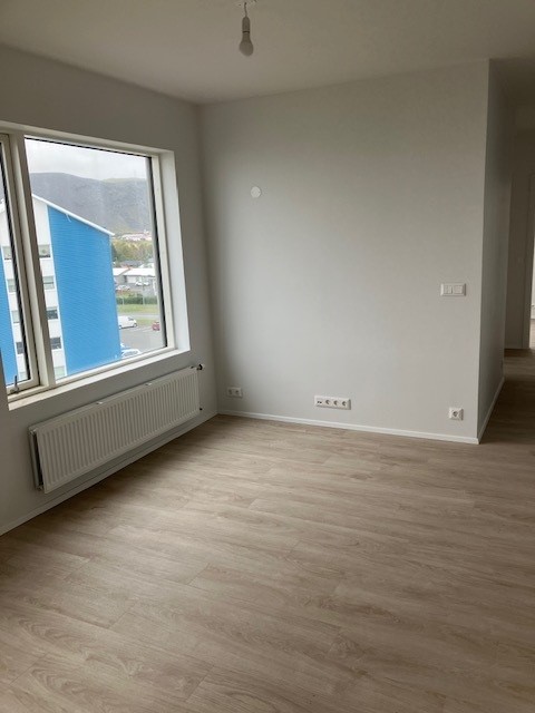 eyravegur22024-09-06-21-54-59837939.jpg