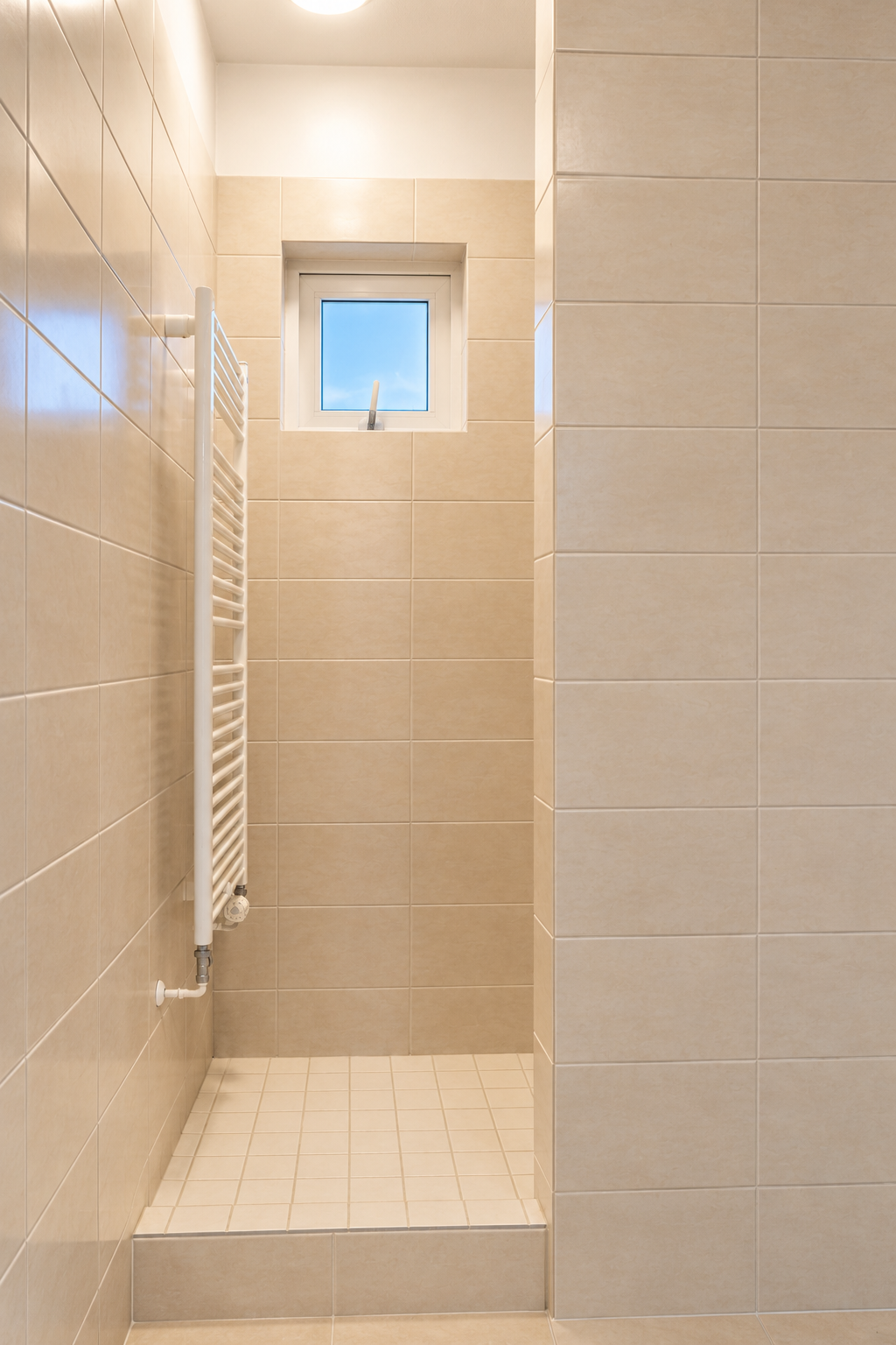 minimalist-beige-walk-in-shower2026-10-16-10-38-18194090.png